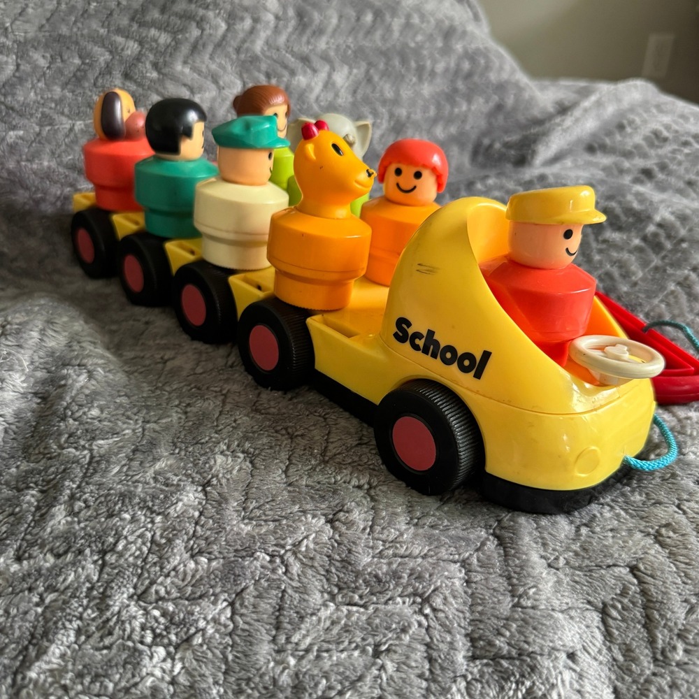 Battat School Bus Pull Toy Yellow with 8 Peg Figures People Animals Elephant